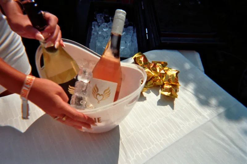 HEAVEN und HELL im Eiskübel auf weißer Tischdecke, daneben goldene Bonbons