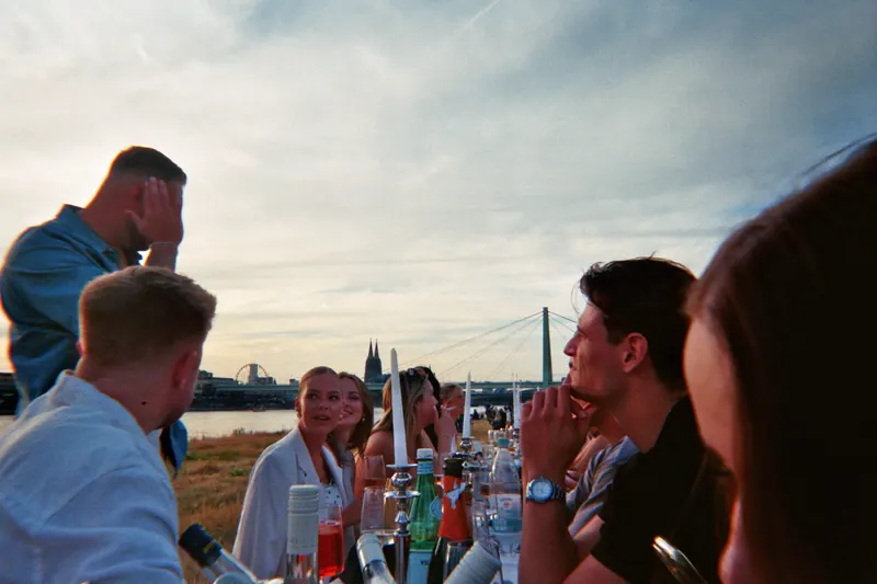 Lange Tafel am Rheinufer in Köln, im Hintergrund der Dom und die Hohenzollernbrücke