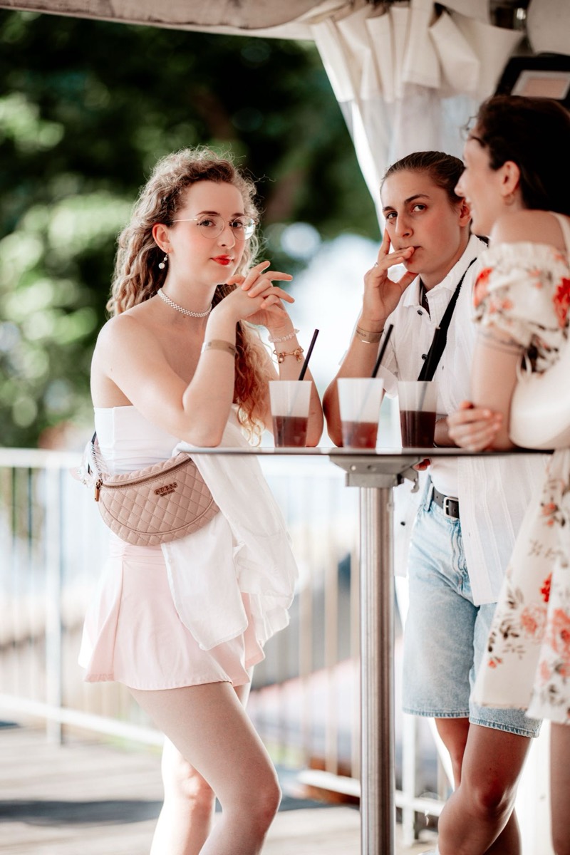 Festival-Looks Köln Festival-Looks Sommerkleid und Jeansshorts beim Open Air Köln