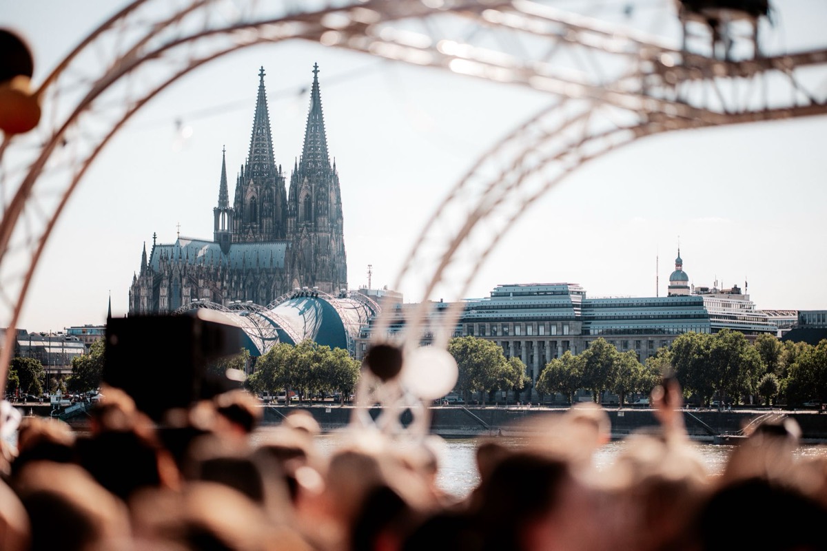 Sommerabend an den Rheinterrassen Köln — die Lifestyle-Welt von Engel & Flamme Wein